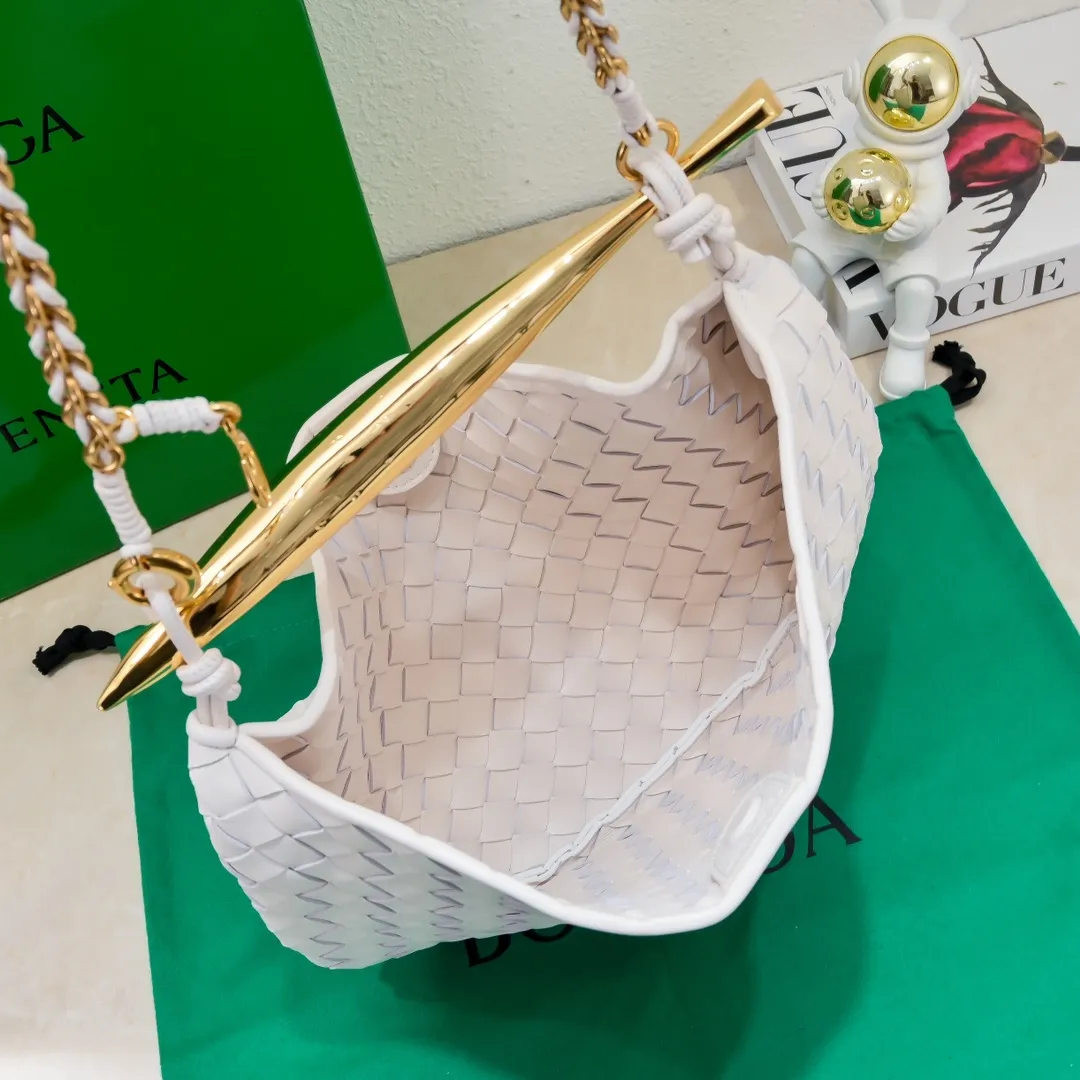 Batch 1860 Bv2024 early spring new product ⛓️Chain SARDINE 💙 Upgraded chain shoulder strap ⛓️ Chic and high-end, showing the fashion taste of urban women! Metal handles and classic weaving are combined together to perfectly integrate art and elegance. Through exquisite craftsmanship, new sardine-shaped handles are cast, and the brass material is the finishing touch. Each handle has a unique light-floating effect. The top-grade sheepskin material is woven to create a half-moon-shaped bag body, which has a fleshy touch and satisfies the preferences of those who pay attention to details. It is the most outstanding fashionable item for any occasion! 💕 Size: 33x20x4, Model: 6768#